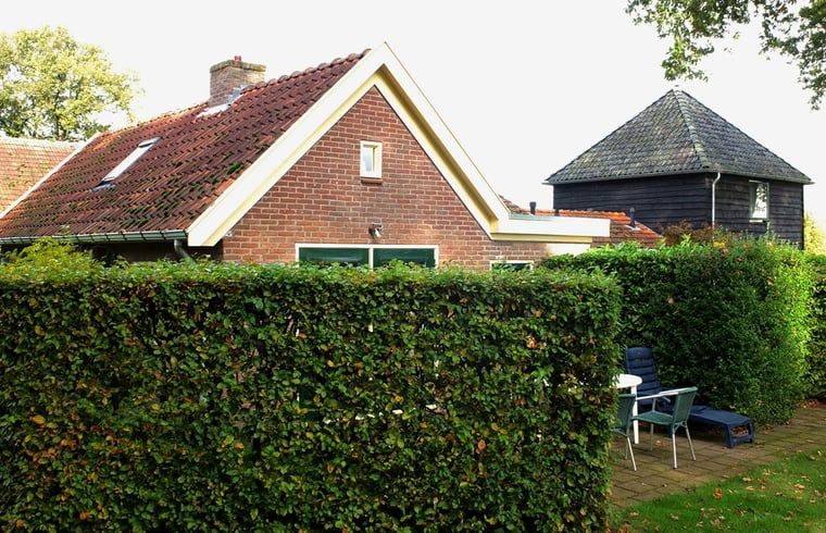 Buitenkant van Huisje in Zuidwolde, vakantiehuis in Zuidwest Drenthe omringd door groen.