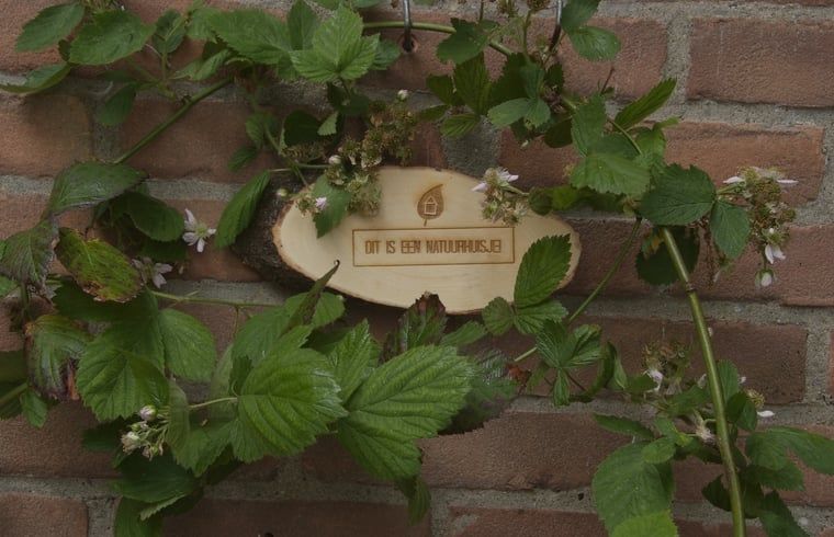 Houten bord met tekst in Huisje in Zuidwolde, vakantiehuis in Zuidwolde, Drenthe.