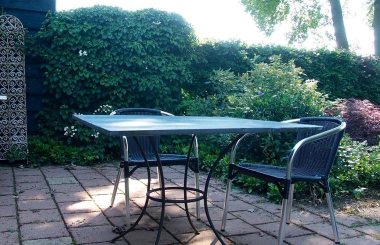 Terrasse von Cottage in Zuidwolde, Ferienhaus mit Gartensitzplatz, Suedwest-Drenthe, Drenthe.