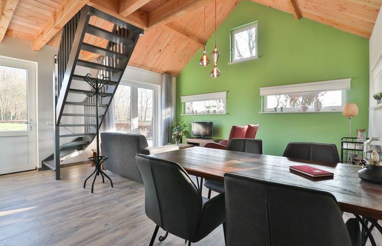 Eetruimte met natuurlijke lichtinval in Vakantiehuis in Zuidwolde, Drenthe, ideaal voor familiebijeenkomsten.