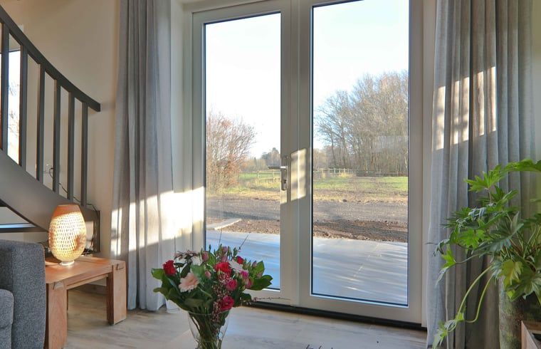 Prachtig uitzicht vanuit Vakantiehuis in Zuidwolde, Drenthe met grote ramen en veel daglicht.