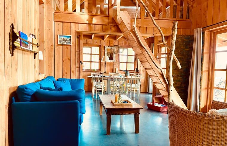 Gezellige binnenruimte met houten interieur in Vakantiehuisje in Zuidwolde, Drenthe