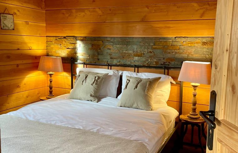 Comfortabele slaapkamer met sfeerverlichting in Vakantiehuisje in Zuidwolde, Zuidwest Drenthe