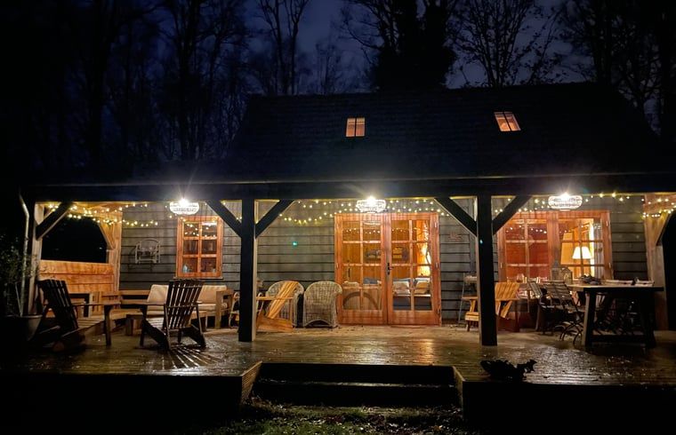 Sfeervolle avondverlichting bij Vakantiehuisje in Zuidwolde, Drenthe