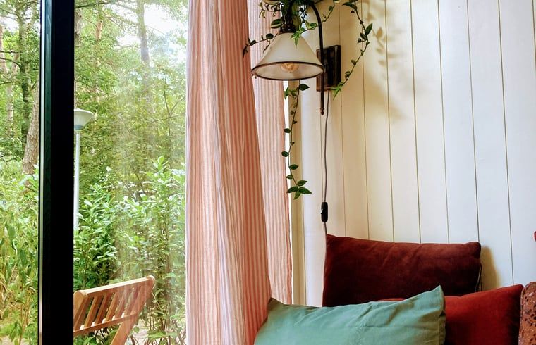 Gemuetliches Interieur von Cottage in Zuidwolde, Ferienhaus in Zuidwolde, Drenthe, mit Blick auf die gruene Natur.