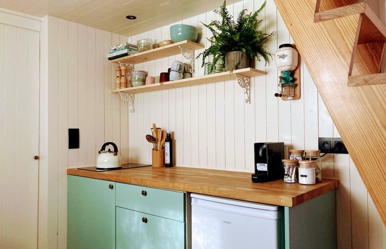 Gemuetliche Kueche in Cottage in Zuidwolde, Ferienhaus in Suedwest-Drenthe, mit Holzdielen und rustikaler Einrichtung fuer eine gemuetliche Atmosphaere.