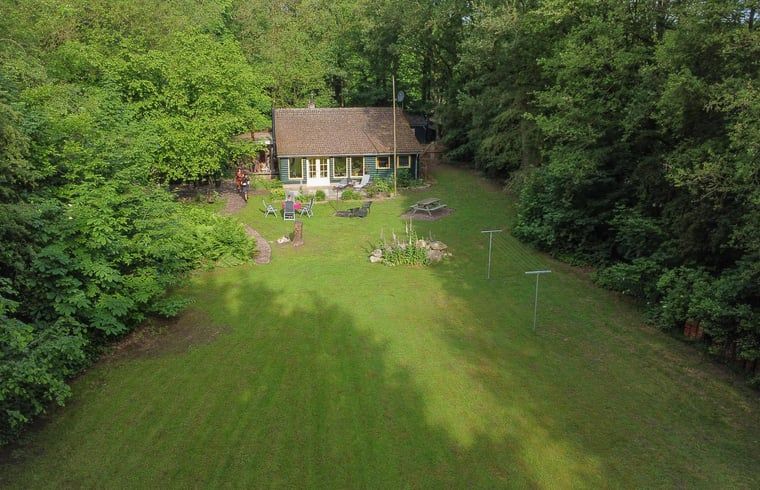 Huisje in Zuidwolde, een charmant vakantiehuis omringd door groene natuur in Zuidwest Drenthe, ideaal voor een ontspannen verblijf.