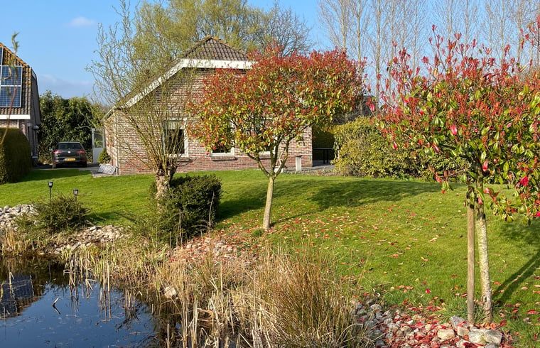 Vakantiehuis Huisje in Nieuweroord, Zuidwest Drenthe, met groene tuin en vijver voor een rustgevende omgeving.
