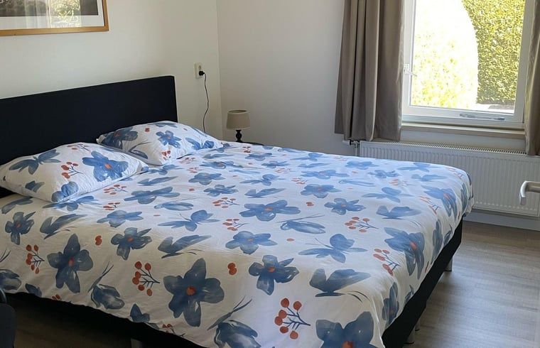 Gezellige slaapkamer in Huisje in Nieuweroord, vakantiehuis in Zuidwest Drenthe, met comfortabel tweepersoonsbed.