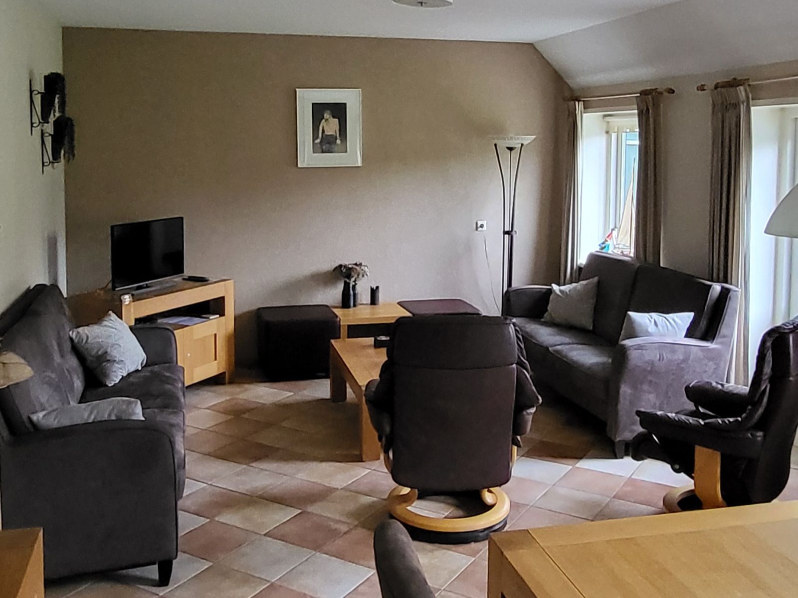 Buitenterras van vakantiehuis DG095 in Ruinen, Zuidwest Drenthe, met groene omgeving.