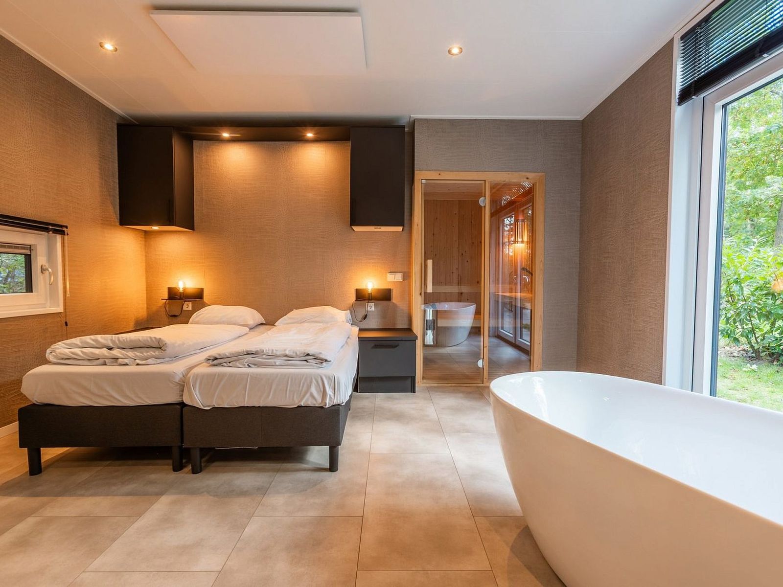 Verblijf 2007155 - Vakantiewoning Zuidwest Drenthe - Vakantiehuis De Wiltzangh - Bosrand Wellness Cabin Premium |