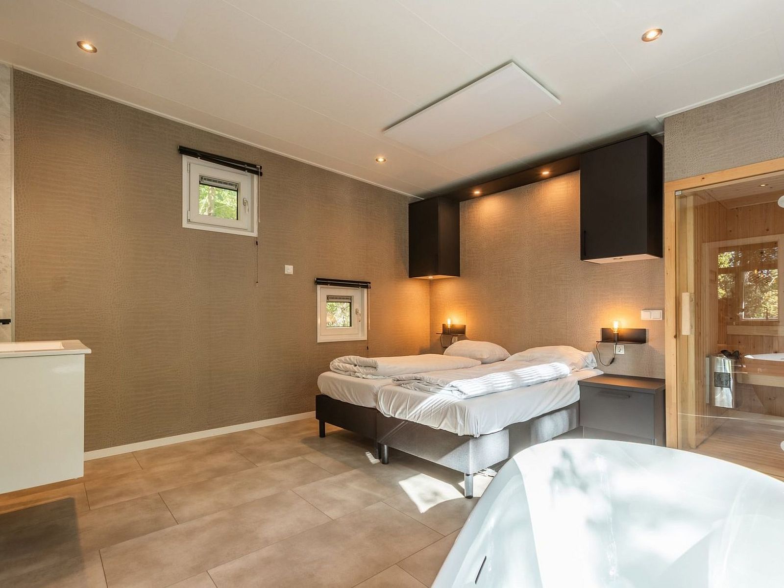 Verblijf 2007155 - Vakantiewoning Zuidwest Drenthe - Vakantiehuis De Wiltzangh - Bosrand Wellness Cabin Premium |