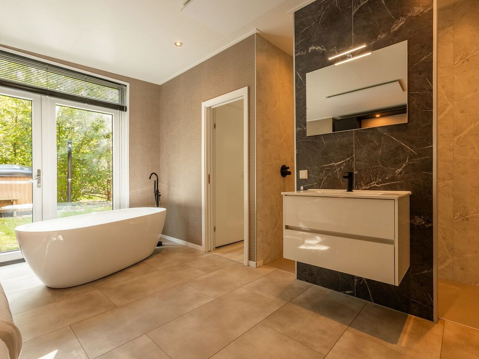 Verblijf 2007155 - Vakantiewoning Zuidwest Drenthe - Vakantiehuis De Wiltzangh - Bosrand Wellness Cabin Premium |