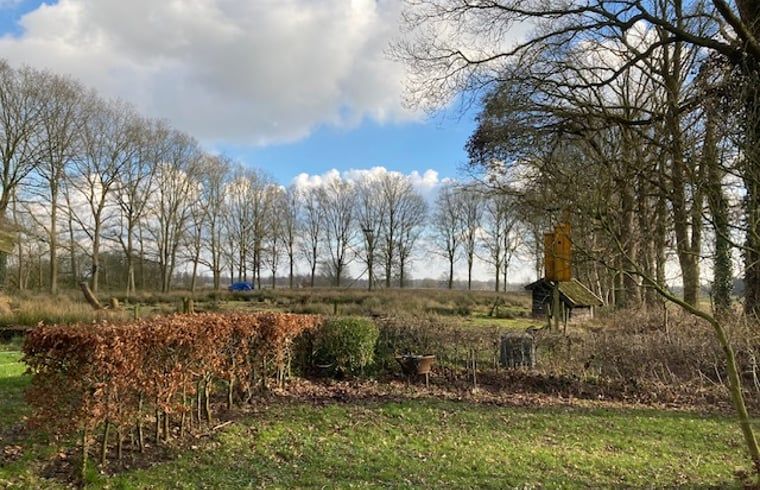 Geraeumiger Garten im Ferienhaus in Ruinen, ideal fuer Entspannung in Drenthe.
