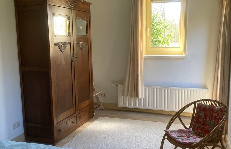 Schlafzimmer mit klassischem Kleiderschrank im Ferienhaus in Ruinen, Drenthe.