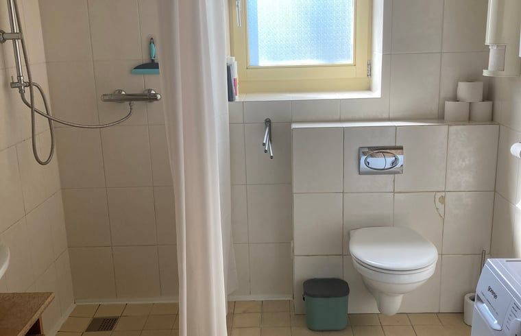 Badezimmer mit Dusche im Ferienhaus in Ruinen, Suedwest-Drenthe.