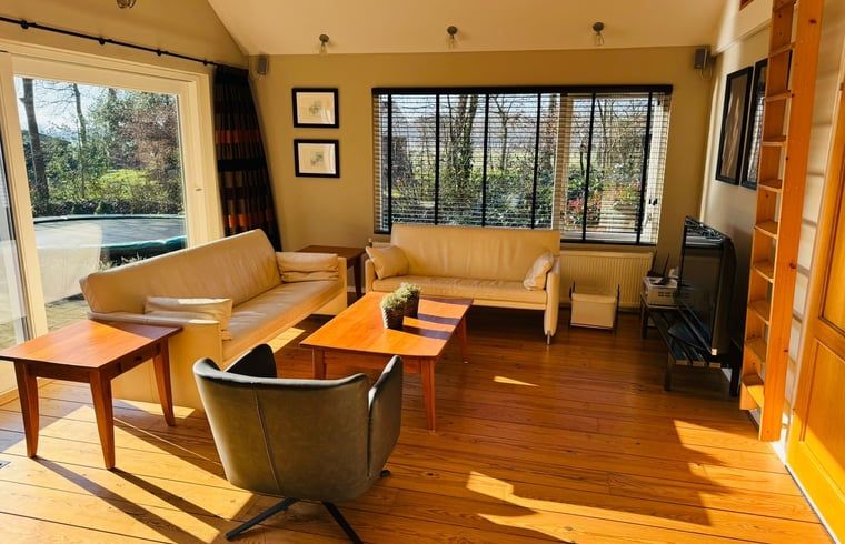 Gezellige woonkamer van Vakantiehuisje in Ruinen, Zuidwest Drenthe, met comfortabele zitplaatsen en veel licht.