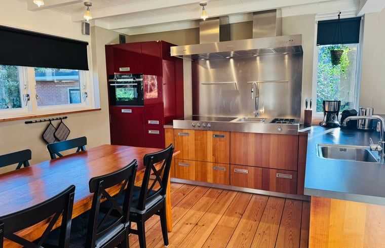 Moderne keuken in Vakantiehuisje in Ruinen, Zuidwest Drenthe, met ruime eethoek en luxe apparatuur.