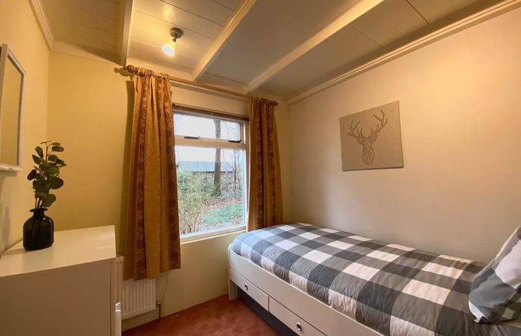 Eenpersoonskamer in Vakantiehuisje in Ruinen, Zuidwest Drenthe, ideaal voor een ontspannen verblijf.