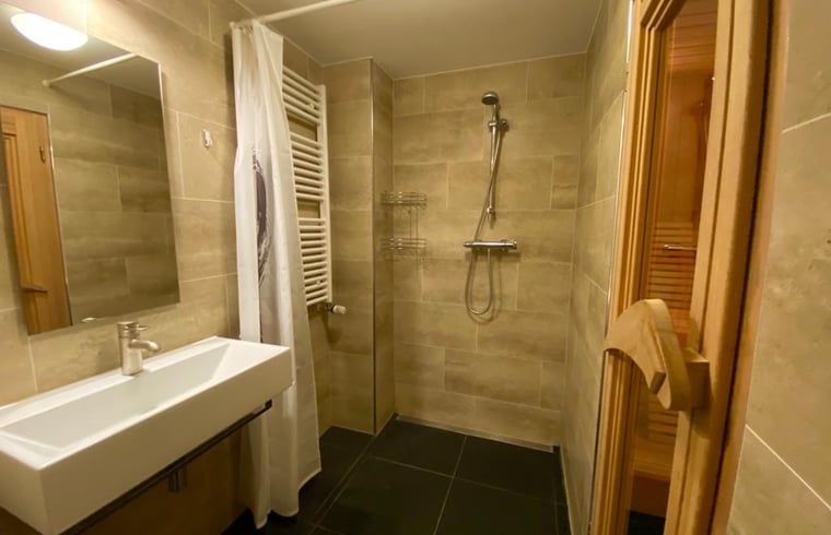 Moderne badkamer met douche in Vakantiehuisje in Ruinen, Zuidwest Drenthe, voor ultiem comfort.