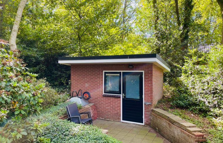 Schuur bij Vakantiehuisje in Ruinen, Zuidwest Drenthe, voor extra opslag en gemak.