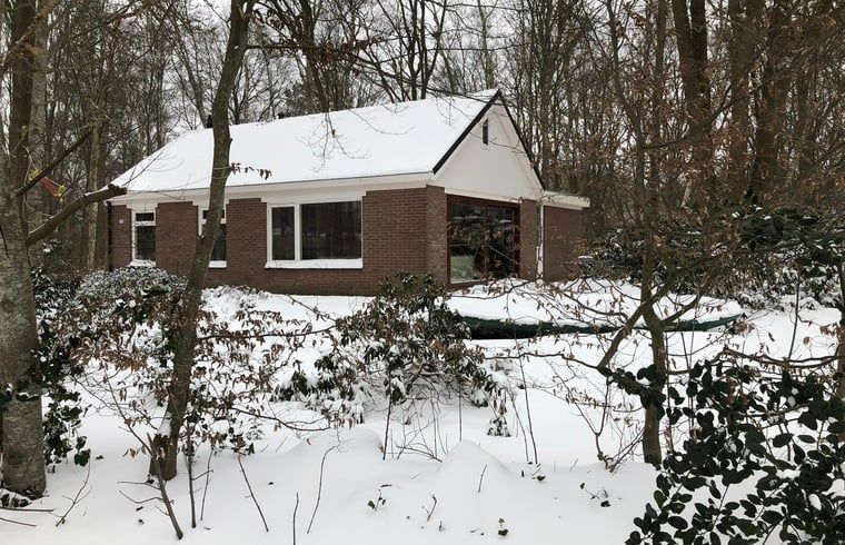 Vakantiehuisje in Ruinen, Zuidwest Drenthe, bedekt met sneeuw voor een winterse charme.