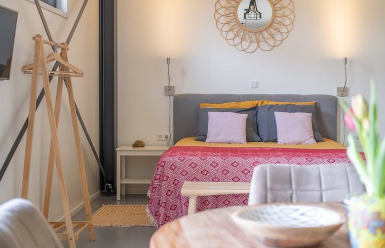 Gemuetliches Schlafzimmer in Huisje in Ruinen, einem Ferienhaus im Suedwesten von Drenthe, mit farbenfroher Dekoration und komfortabler Einrichtung.