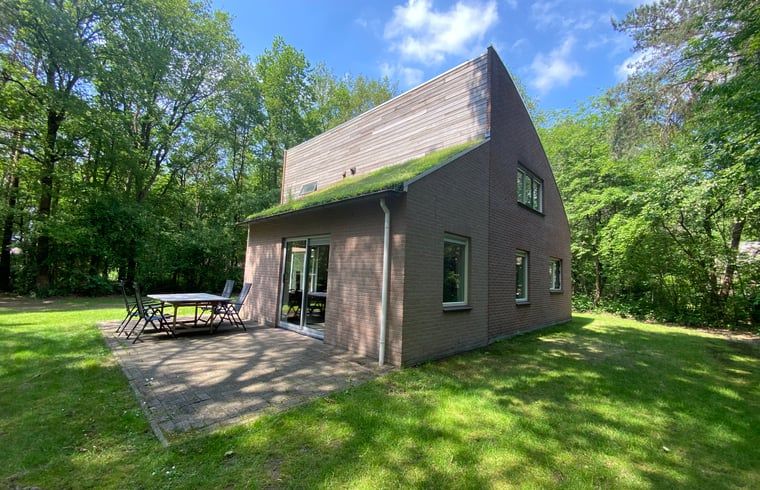 Das Ferienhaus in Ruinen, im Suedwesten von Drenthe, bietet einen ruhigen Rueckzugsort mit Terrasse und gruener Umgebung, ideal fuer Naturliebhaber.