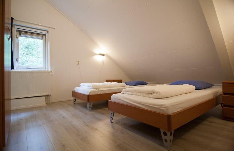 Gemuetliches Schlafzimmer im Ferienhaus in Ruinen, Suedwest-Drenthe, mit bequemen Betten und einer ruhigen Atmosphaere.
