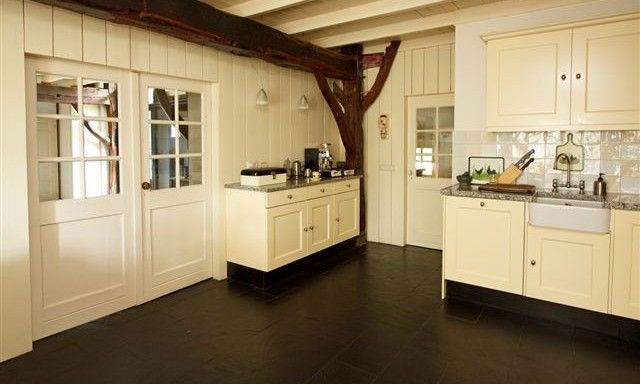 Stilvolle Kueche im Ferienhaus Hoeve den Anholt, Ruinen, Drenthe, mit moderner Einrichtung und Holzakzenten.