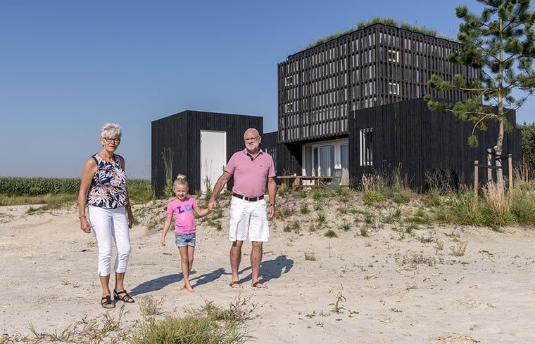 Familie geniet bij Huisje in Wapserveen, vakantiehuis in Zuidwest Drenthe, Drenthe.