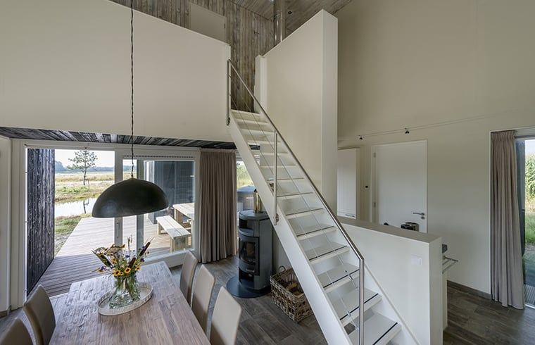 Moderne eetruimte in Huisje in Wapserveen, vakantiehuis in Zuidwest Drenthe, Drenthe.