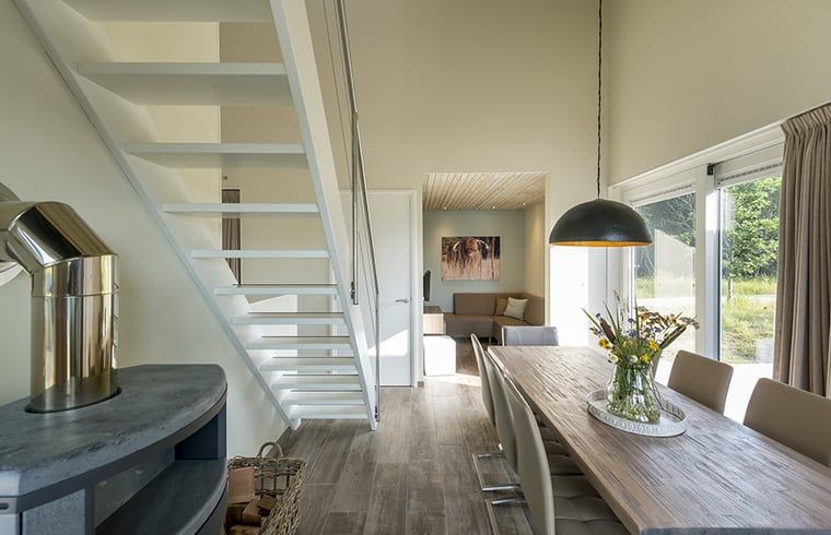 Gezellige binnenruimte met eettafel in Huisje in Wapserveen, Zuidwest Drenthe, Drenthe.