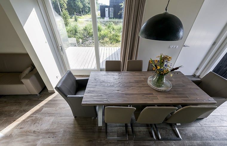 Eettafel met uitzicht op terras in Huisje in Wapserveen, vakantiehuis in Zuidwest Drenthe.