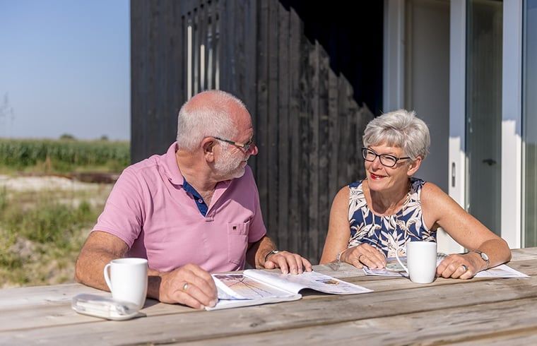 Koppel geniet van koffie op terras van Huisje in Wapserveen, Zuidwest Drenthe, Drenthe.