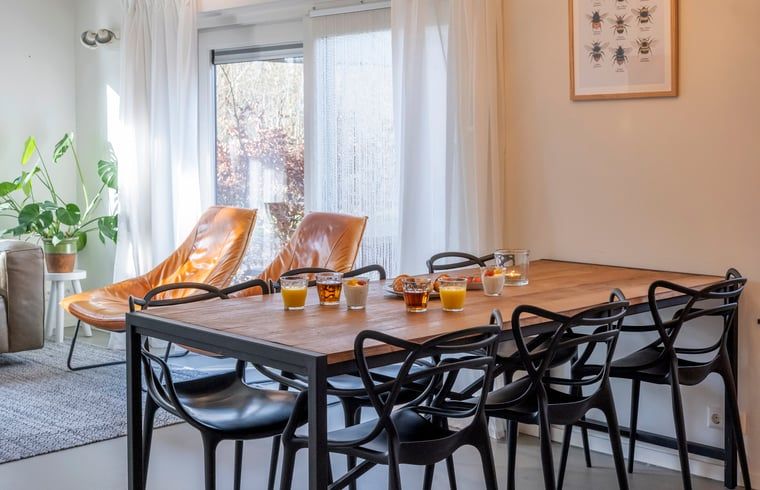 Gezellige bijzettafels met wijn en snacks in Vakantiehuisje in Dwingeloo, Drenthe.