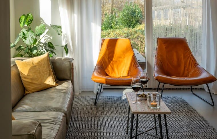 Gezellig gedekte tafel in Vakantiehuisje in Dwingeloo, Zuidwest Drenthe, met wijn en hapjes.