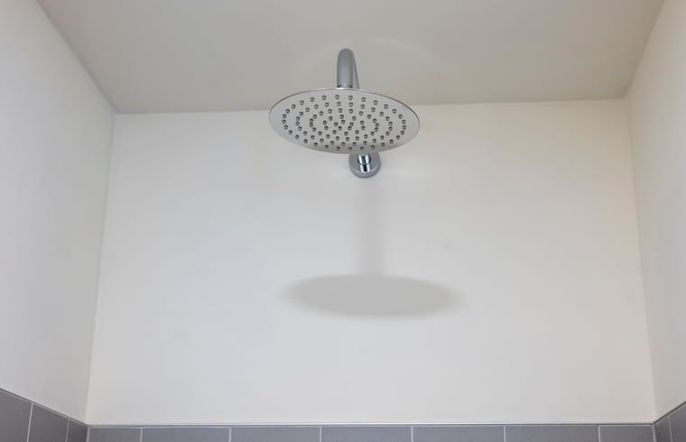 Moderne regendouche in Vakantiehuisje in Dwingeloo, Drenthe, voor een luxe douche-ervaring.