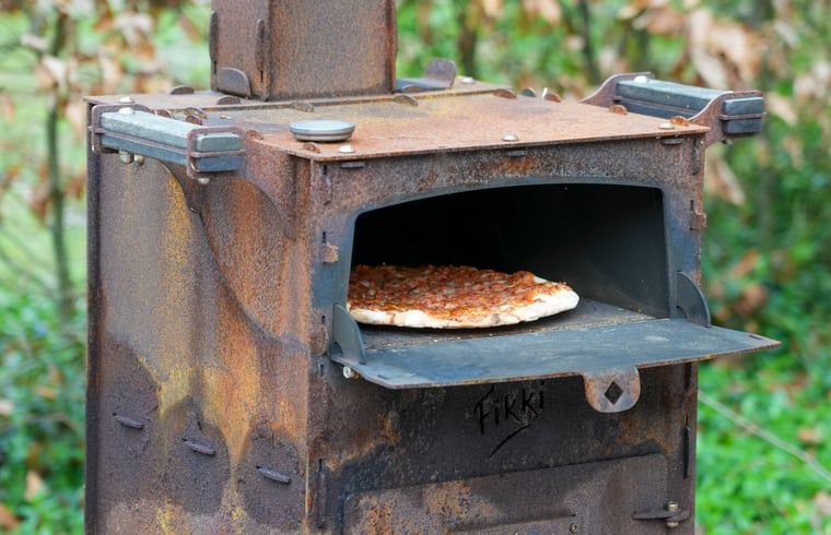 Buitenoven bij Vakantiehuisje in Dwingeloo, Zuidwest Drenthe, met versgebakken pizza.