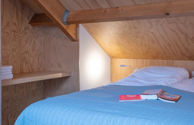 Gezellige slaapkamer in Vakantiehuisje in Dwingeloo, Zuidwest Drenthe, met houten interieur.