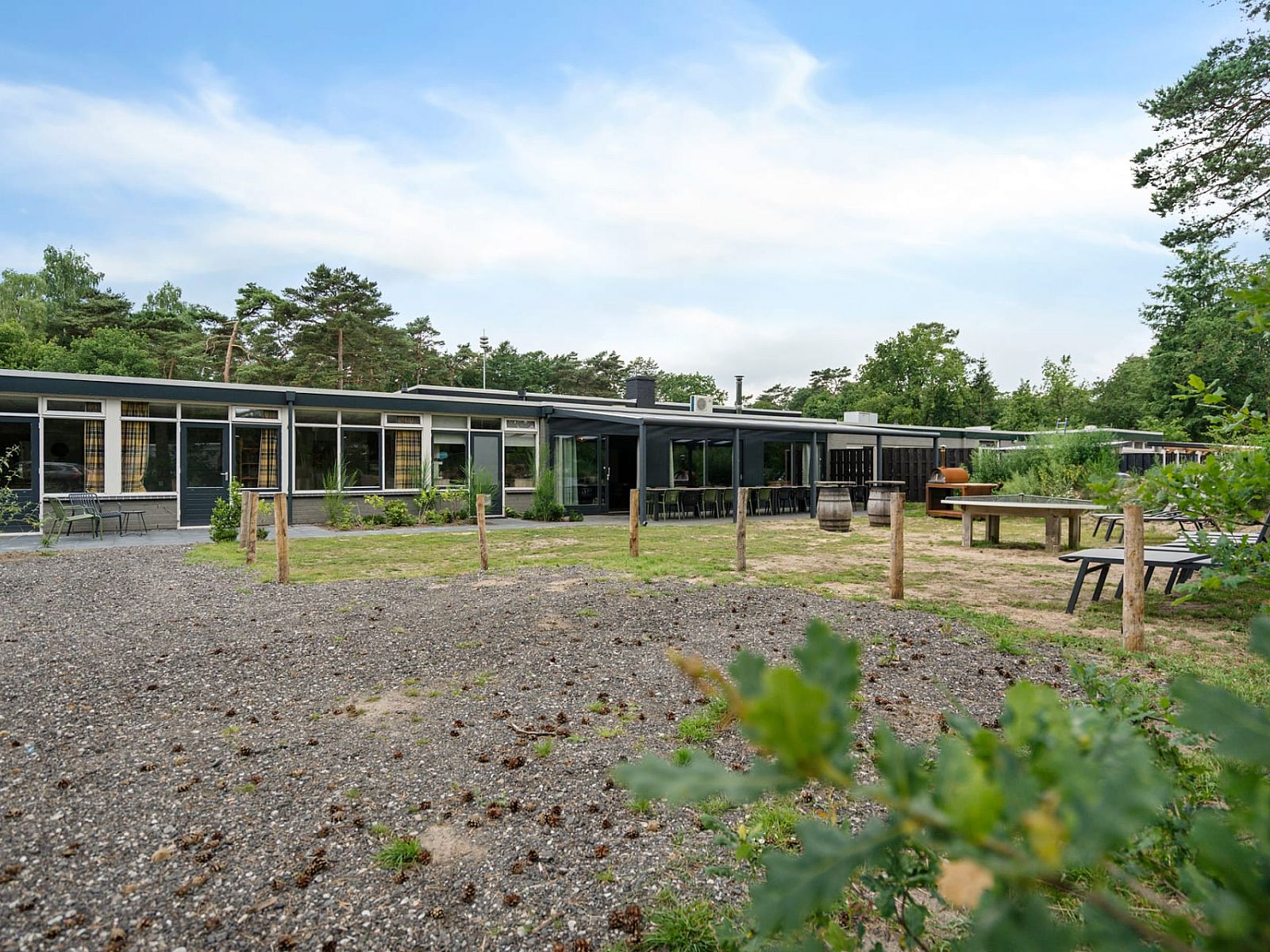 Groepsaccommodatie de Komeet in Dwingeloo biedt een ruim vakantiehuis met terras en uitzicht op de natuur in Zuidwest Drenthe.