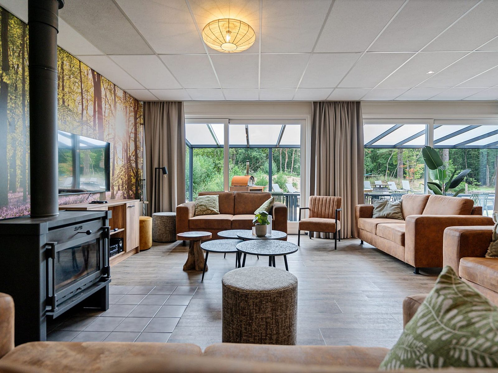 Gezellige woonkamer in Groepsaccommodatie de Komeet, een vakantiewoning in Dwingeloo, Zuidwest Drenthe, met uitzicht op de natuur.