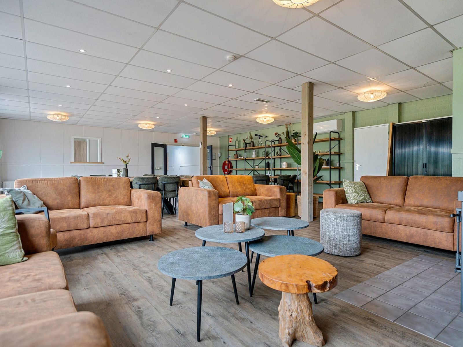 Stijlvolle woonkamer in Groepsaccommodatie de Komeet, een vakantiehuis in Dwingeloo, Zuidwest Drenthe, met comfortabele banken en moderne inrichting.