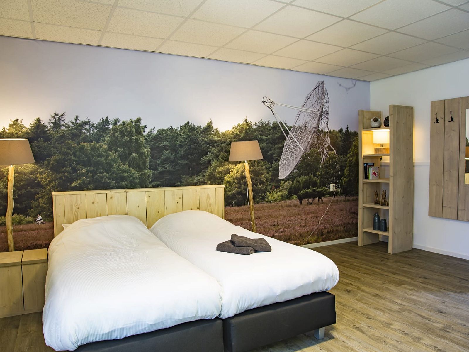 Sfeervolle slaapkamer in Groepsaccommodatie de Komeet, vakantiehuis in Dwingeloo, Zuidwest Drenthe, met bosrijk uitzicht.