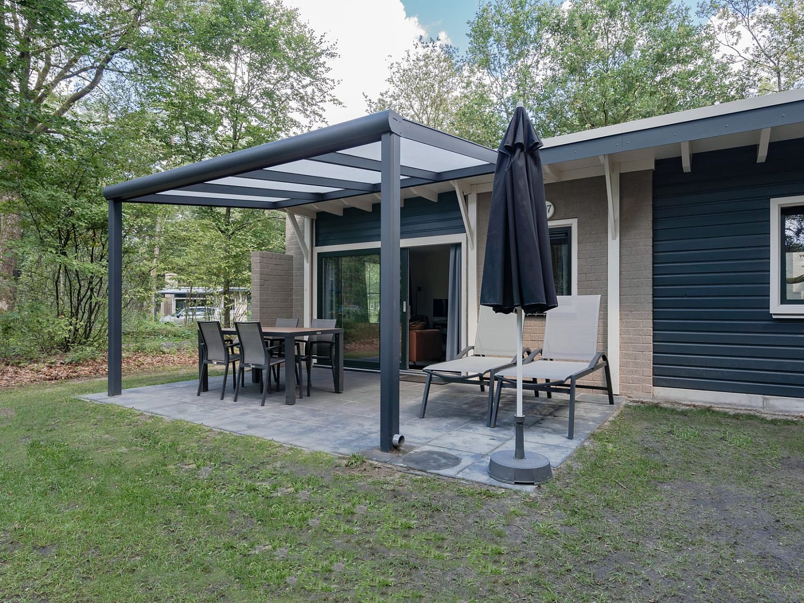 Veranda des Bungalows Jupiter in Dwingeloo, Suedwest-Drenthe, perfektes Ferienhaus mit Terrasse in waldreicher Umgebung.