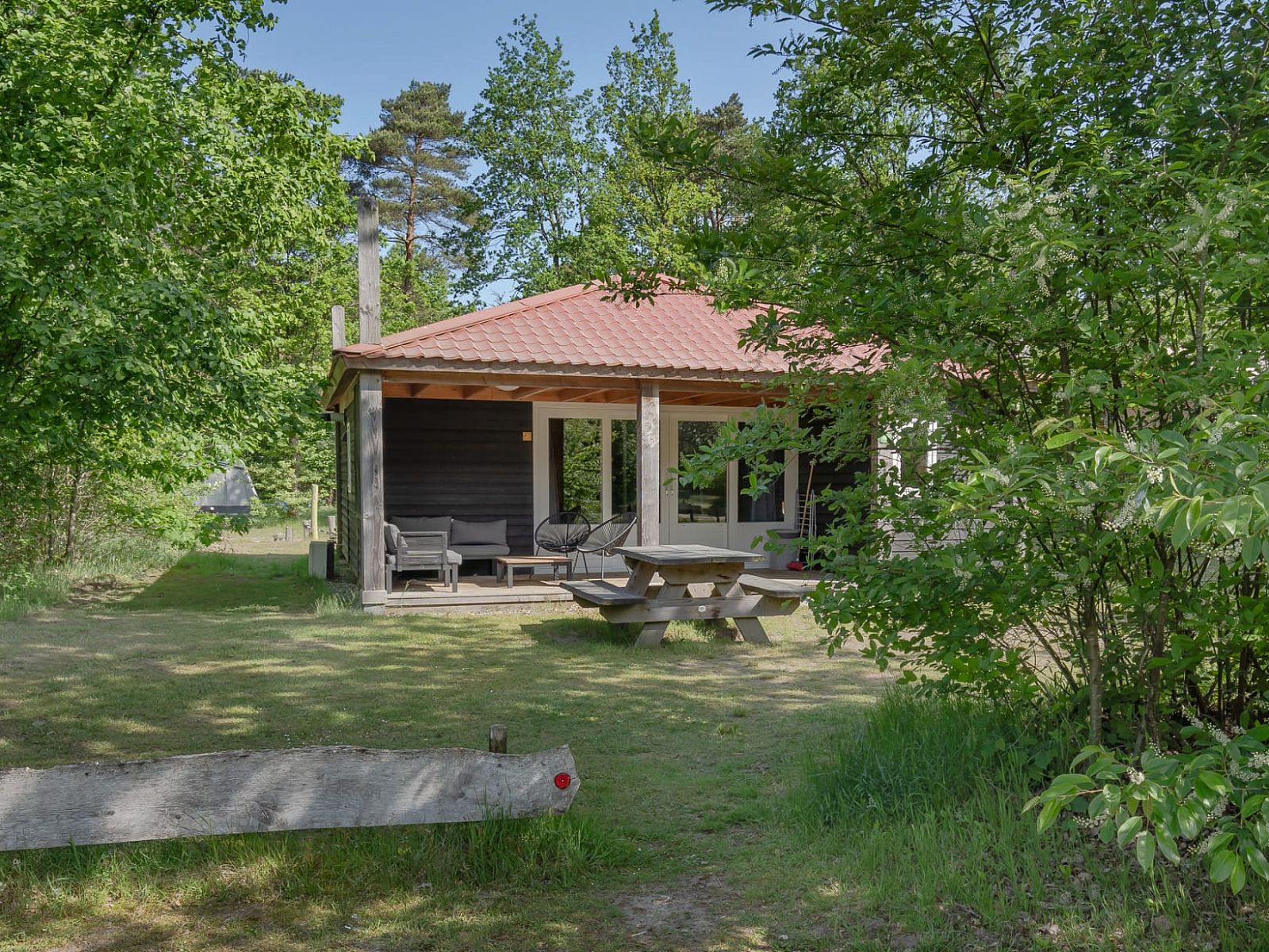 Cozy Hooiberglodge in Dwingeloo, Drenthe with spacious veranda and green surroundings, ideal for a relaxing vacation in Southwest Drenthe.