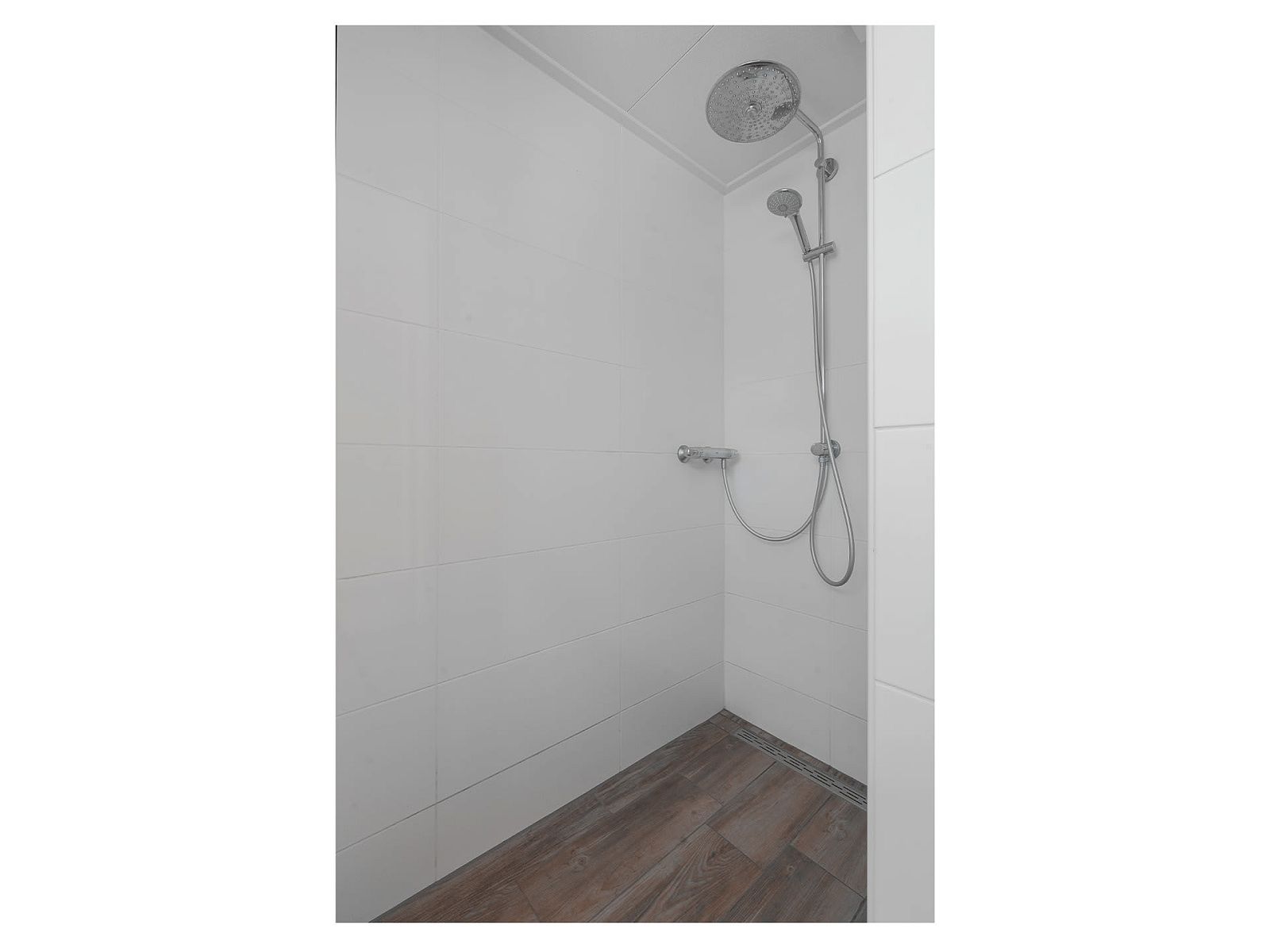 Moderne badkamer met regendouche in Bungalow Maan, een vakantiehuis in Dwingeloo, Zuidwest Drenthe. Comfortabel verblijven in de natuur.