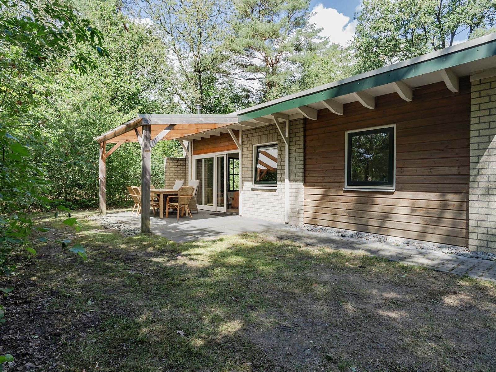 Bungalow Mars in Dwingeloo, Zuidwest Drenthe, biedt een serene vakantie-ervaring met een uitnodigend terras in een bosrijke omgeving.