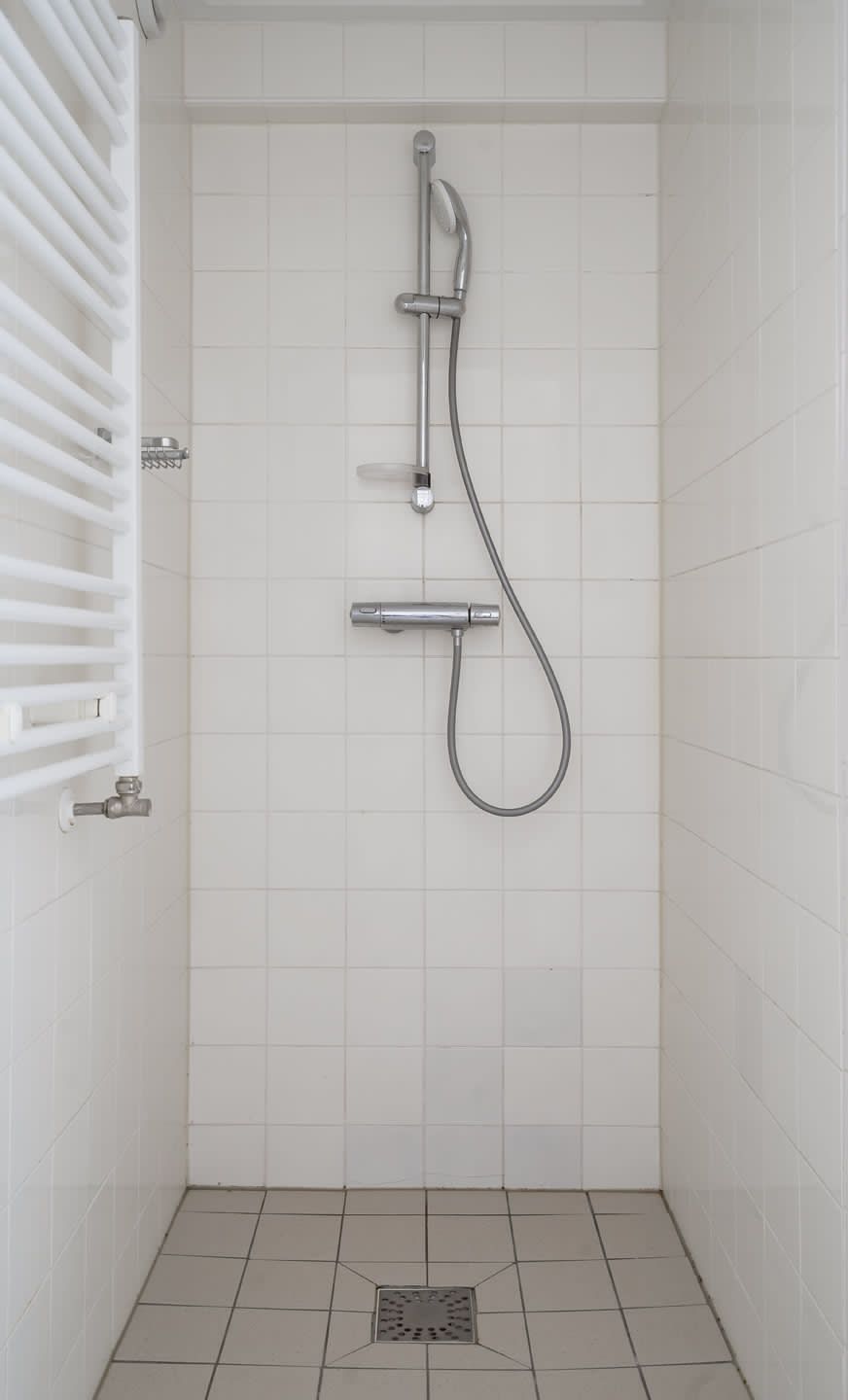 Moderne badkamer in Bungalow Mars, Dwingeloo, Zuidwest Drenthe. Comfortabel vakantiehuis met stijlvolle douchevoorzieningen.