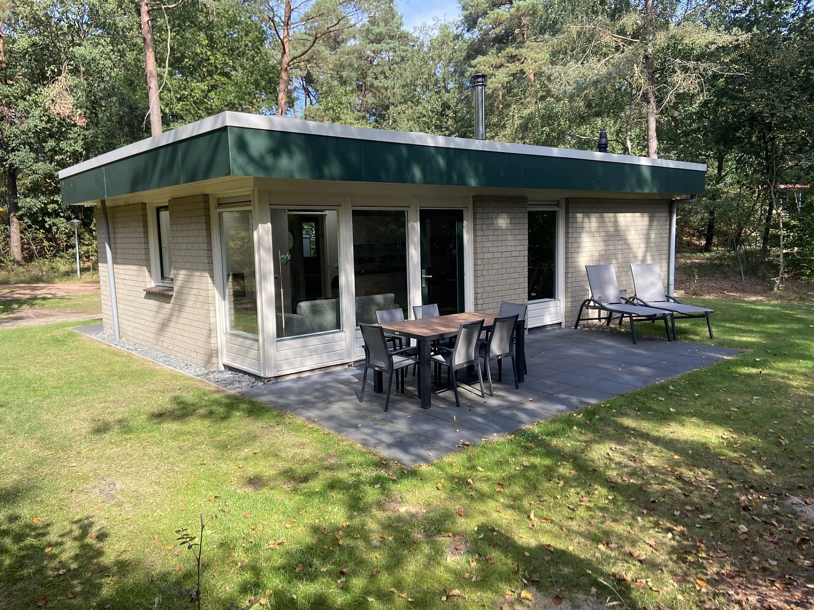 Bungalow Mercurius in Dwingeloo, Zuidwest Drenthe, omgeven door natuur. Geniet van het terras van deze comfortabele vakantiewoning.